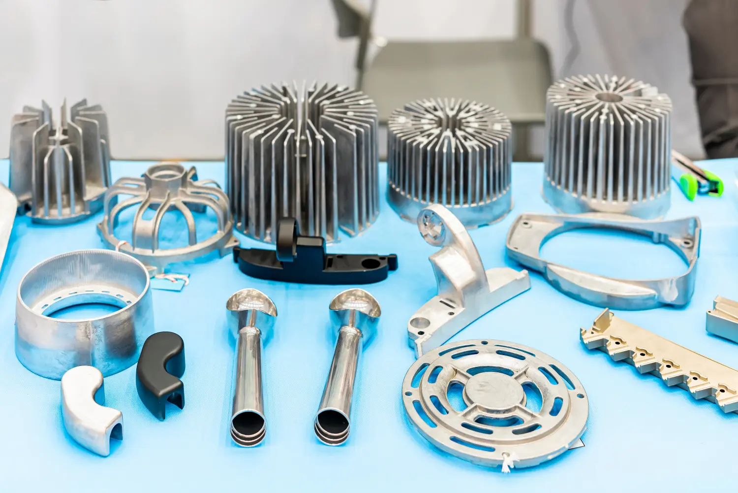 verschiedene Aluminium-Autoteile und andere, die im Druckguss- und Kokillengussverfahren in der Industrie hergestellt werden