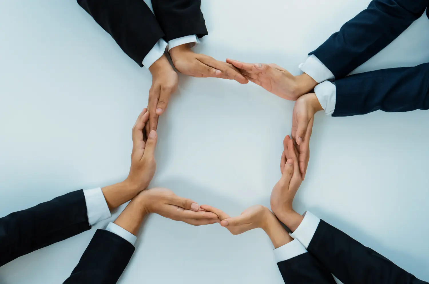 Geschäftsleute zusammenarbeiten Geschäft Synergie und Zusammenarbeit, verbinden Hand als Rahmen um leere Loch copyspace für Einheit und Teamarbeit für potenzielle Produkt werben Hintergrund. Panorama Shrewd